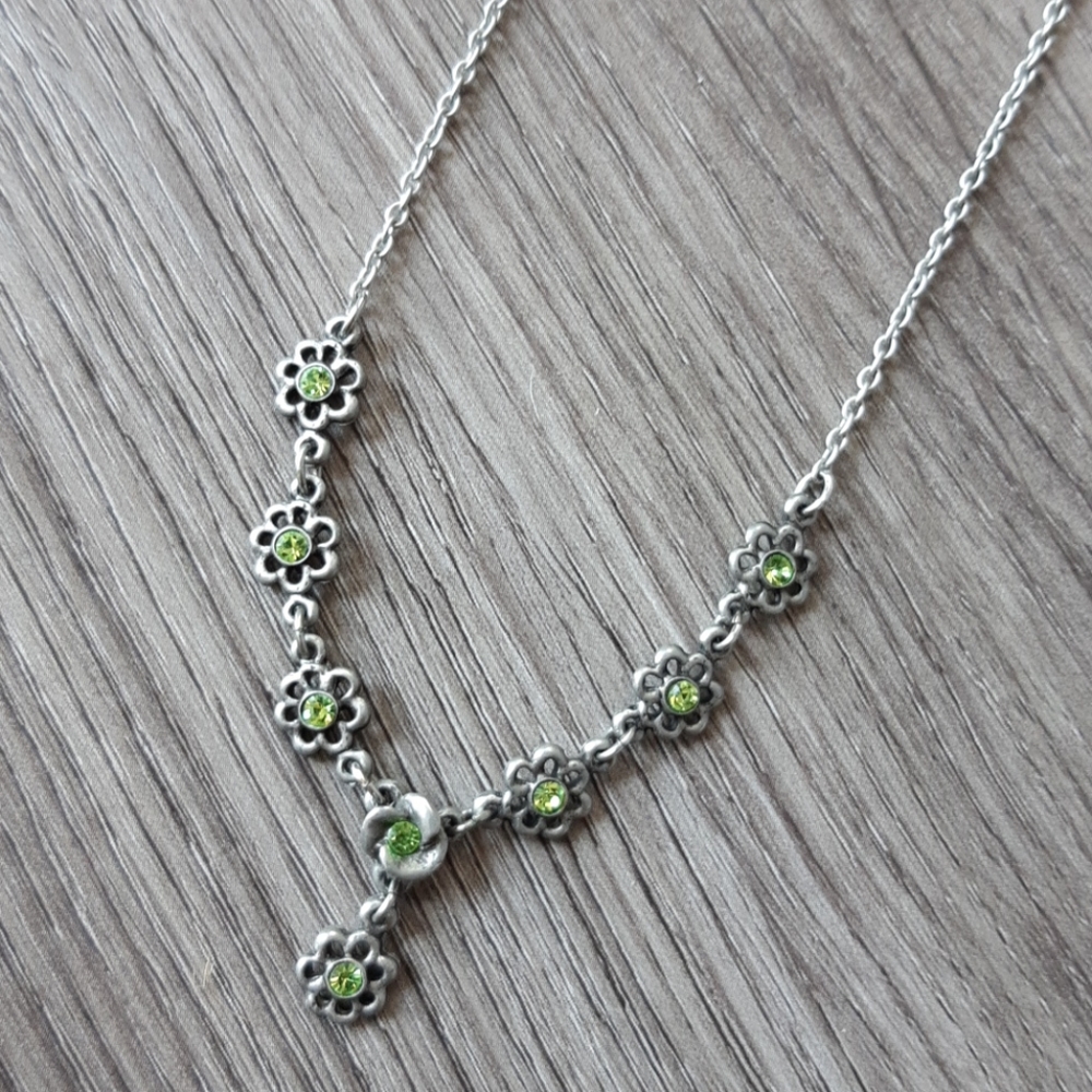 Delicate Green Flower Necklace - Picture 2 of 3